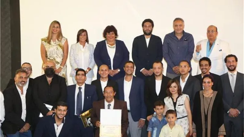 بالصور: وزيرة الثقافة تكرم أبطال فيلم 