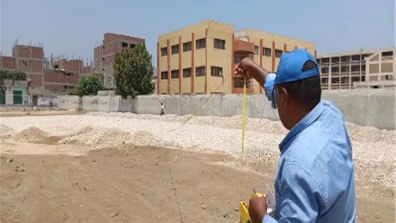 بدء إنشاء ملعب خماسي نجيل صناعى بمركز شباب عرب العليقات بالخانكة