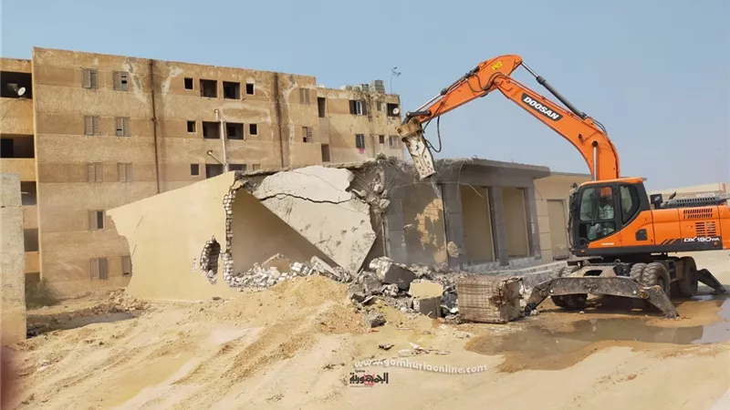 ازالة ٤ محلات وشقتين بمدينة الضبعة