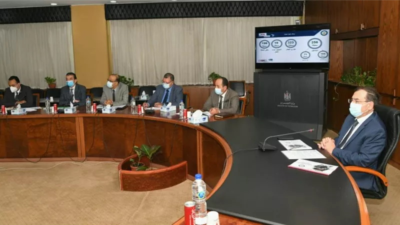 وزير البترول يتابع برنامج التوسع في محطات الغاز الطبيعى للسيارات