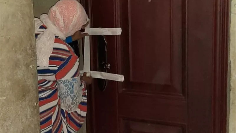 غلق وتشميع عيادة طبية غير مرخصة في أسوان