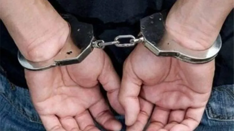 ضبط شخصين لانتحالهم صفة موظفين حى للنصب على المواطنين