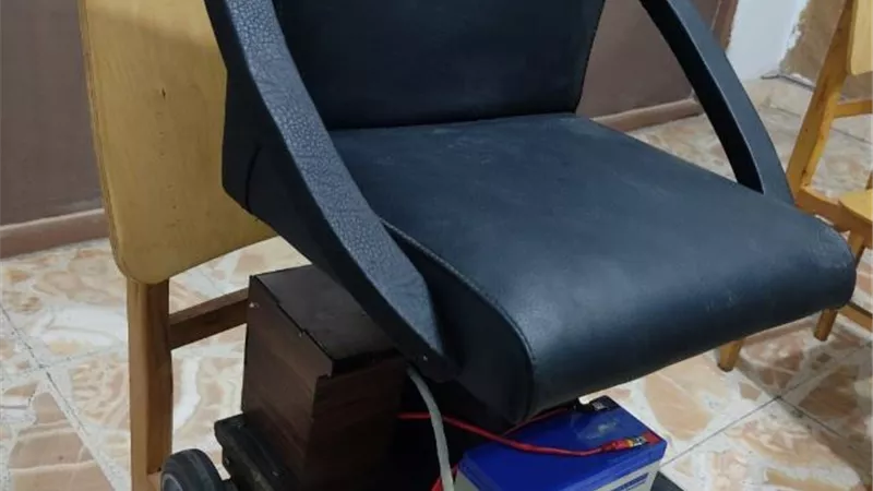 طلاب كلية الهندسة فى جامعة حلوان يصممون كرسى يتحرك بالعين.. بالفيديو