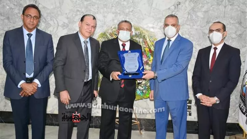 تكريم محافظ سوهاج وأعضاء وحدة التنفيذ المحلية بالديوان العام..صور