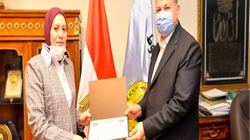 محافظ أسيوط يكرم رئيس الجهاز التنفيذى للهيئة القومية لمياه الشرب والصرف الصحى