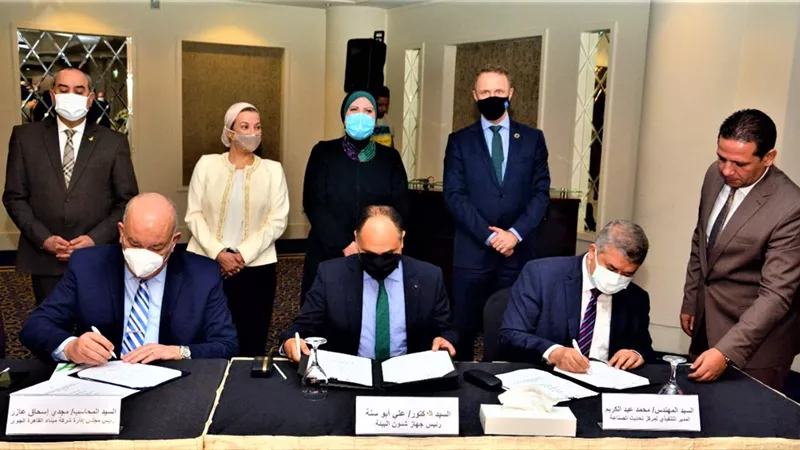 3 وزراء يشهدون توقيع بروتوكول لتشغيل نظام خلايا شمسية صغيرة بمطار القاهرة