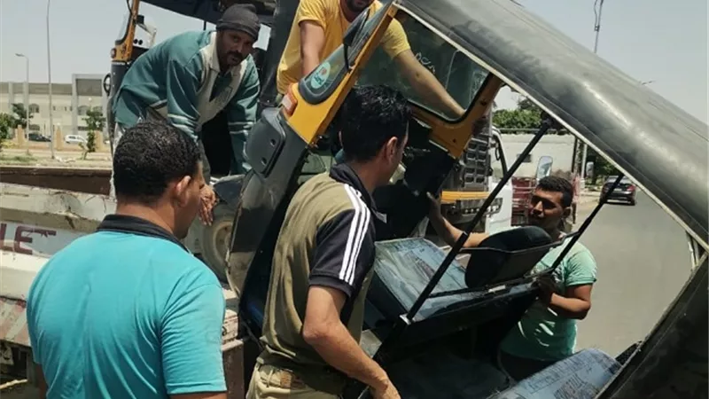 مندور: جهاز بدر يضبط 10 تكاتك ويغلق ثلاث محلات مخالفة بالتعاون مع الشرطة.. بالصور