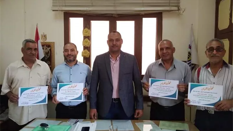 تكريم أعضاء غرفة عمليات امتحانات الثانوية العامة بنقادة