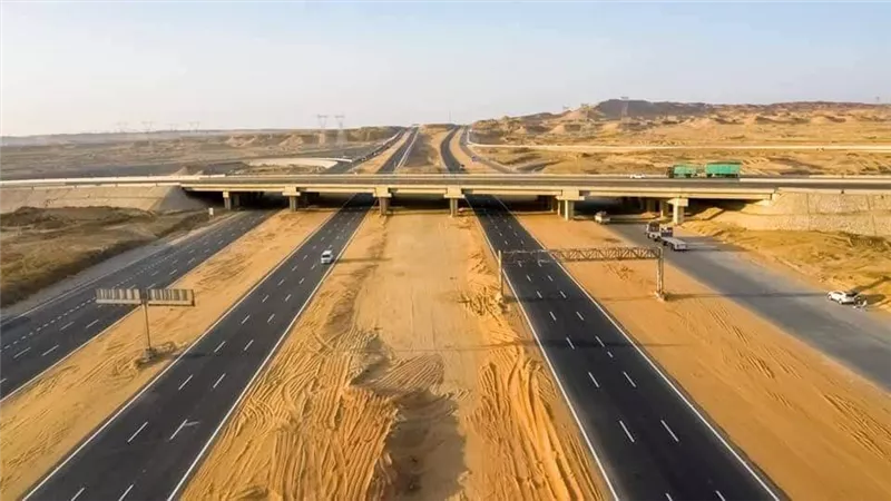 النقل تهيب بسائقي شاحنات النقل الثقيل الإلتزام بالسيرعلي طريق الخدمة المخصص لسيرها