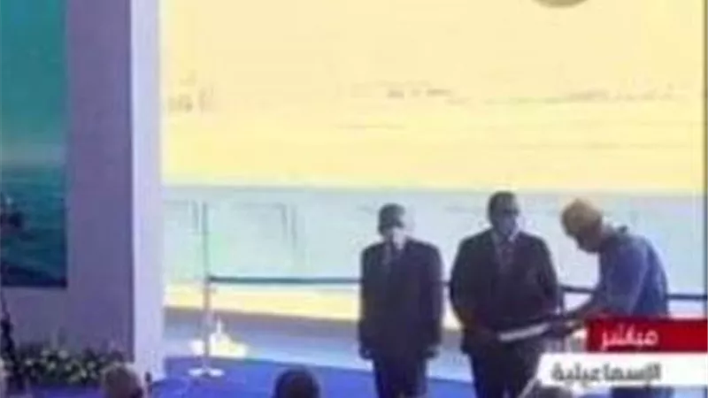 رئيس الوزراء يكرم العاملين المتميزين بهيئة قناة السويس