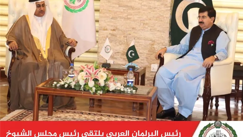 العسومي يلتقي رئيس مجلس الشيوخ الباكستاني ويوقع اتفاقية للتعاون المشترك