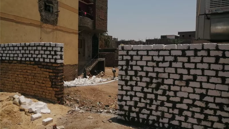 طلاء واجهات الأسوار بالأقصر باللون الأصفر لتوحيد المظهر الحضاري بمدينة الأقصر