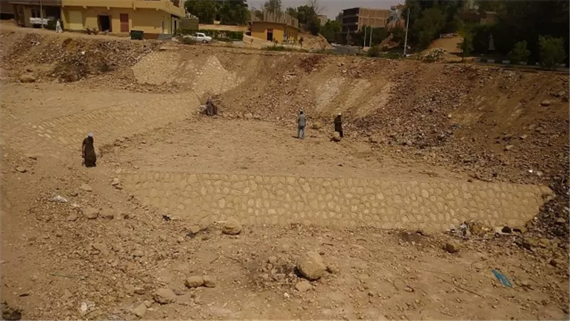 مراجعة مخرات السيول بالقرنة غرب الأقصر إستعدادا للتقلبات الجوية