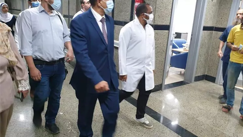 وكيل الصحة بالقليوبية يفاجئ بعض المستشفيات ويتابع سير العمل بها
