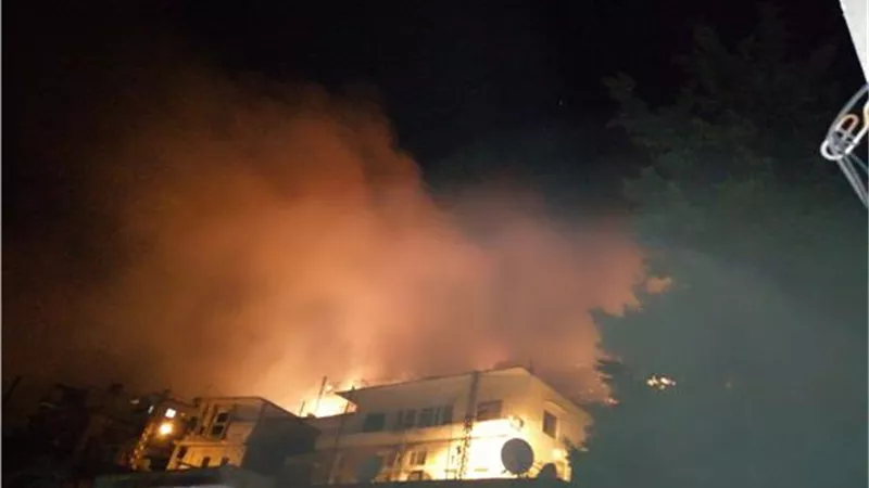 محتجون يشعلون النيران على أحد مداخل مجلس النواب اللبنانى