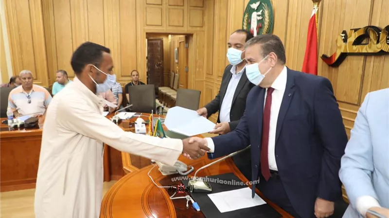 محافظ المنوفية : تسليم 87 عقد لتنفيذ مشروع أنظمة الرى الحديث بتمويل مليون و 221 ألف جنيه بفائدة 5,5 %