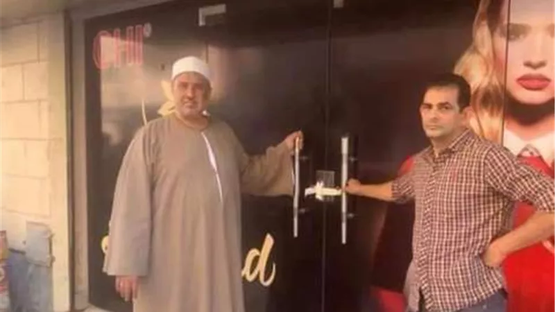 إسترداد زاوية مسجد في الإسماعيلية بعد تحويلها الى كوافير حريمي ..صور