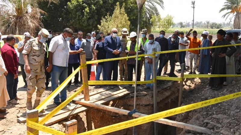 محافظ قنا يواصل جولاته بقري حياة كريمة بتفقد مشروعات الصرف الصحي بفرشوط