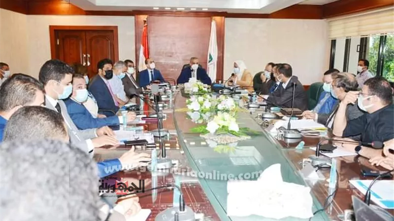 محافظ سوهاج يعقد اجتماعا مع قيادات الصحة ومديري المستشفيات للوقوف على الوضع الصحي..صور