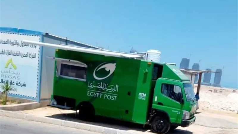 سيارة خدمات بريدية متنقله للعاملين بالعلمين الجديدة
