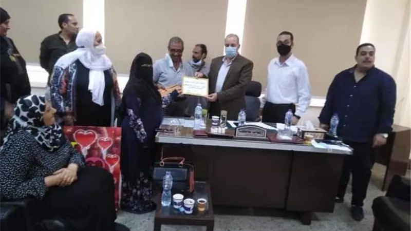 مدير التأمين الصحى بالشرقية يكرم مدير ادارة الطلاب والصحة المدرسية بالعاشر