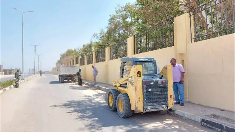 رفع ٣٥ طن اتربة ومخلفات فى حملات نظافة بإسنا جنوب الأقصر