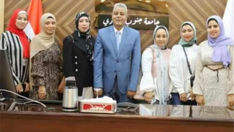 رئيس جامعة جنوب الوادى يستقبل آوائل الجمهورية بدبلوم المدارس التجارية المتقدمة بقنا