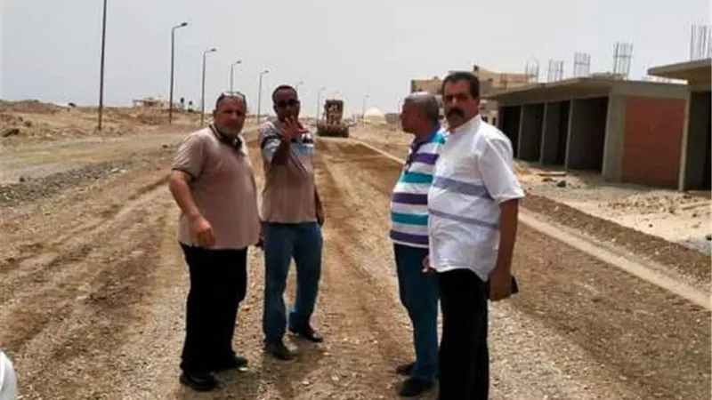 رئيس مدينة مرسى علم يتابع تنفيذ الخطة الاستثمارية للطرق بالمدينة
