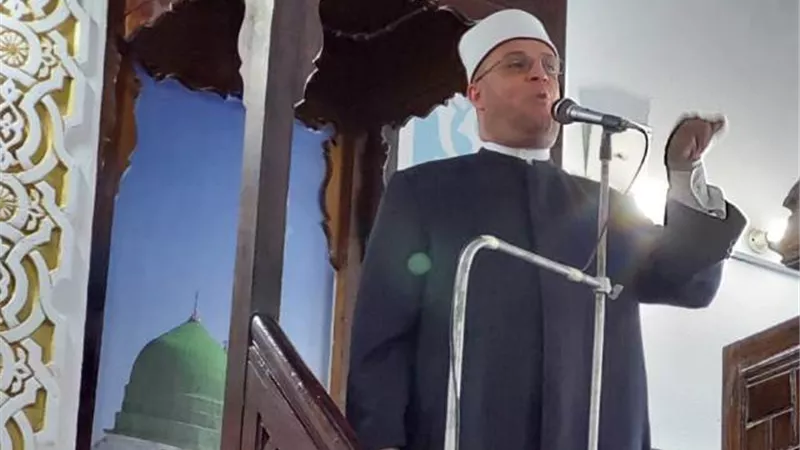 مدير أوقاف السويس والقيادات التنفيذية يؤدون صلاة الجمعة بمسجد الساحة الحسينية ..صور