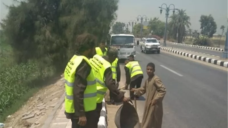 محافظ أسيوط: حملة مكبرة لرفع كفاءة الطريق الزراعي بمنقباد وصيانة كشافات الإنارة بأولاد رايق
