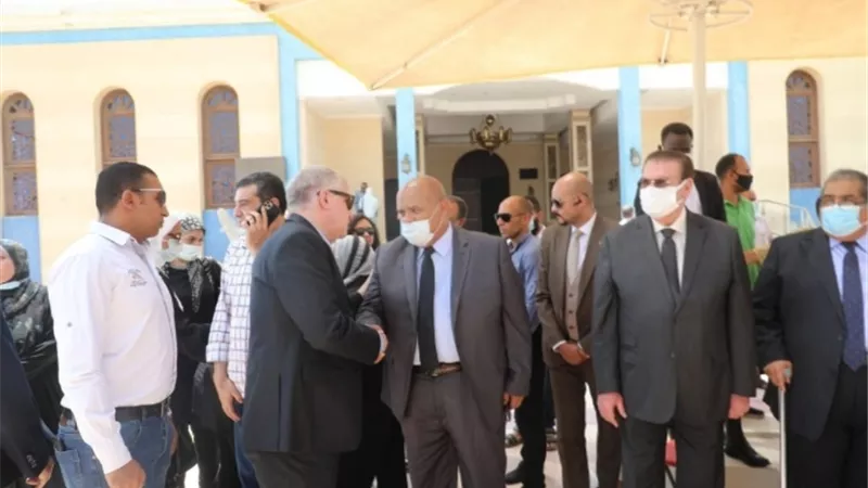 بالصور.. نقيب المهندسين يتلقي العزاء في حسب الله الكفراوي بمسجد المشير