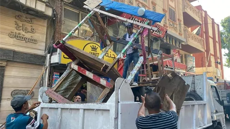 ٣ حملات لإزالة الاشغالات والحواجز من ميدان محطة مصر و شوارع حي وسط