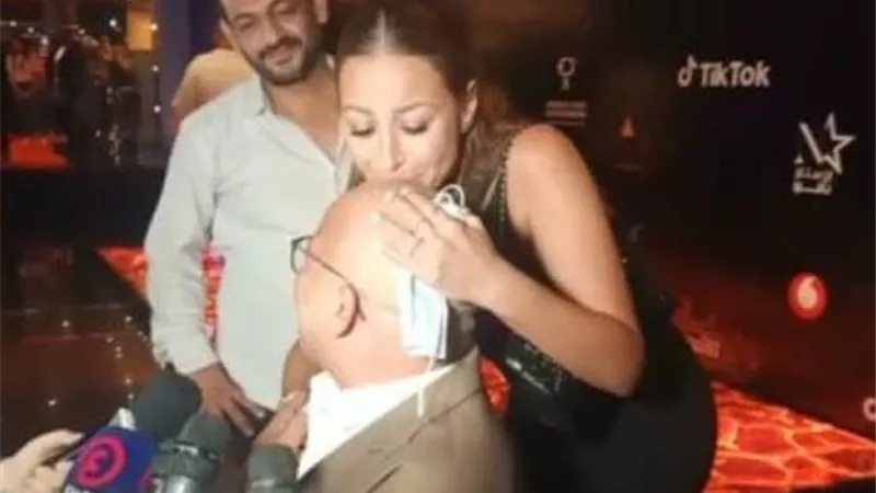 منة شلبي تقبل رأس شريف دسوقى فى العرض الخاص لفيلم