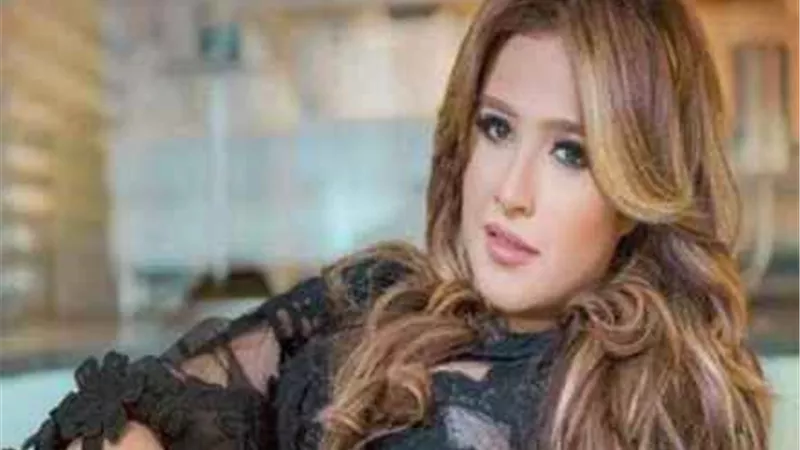 ياسمين عبد العزيز تعود إلى منزله بعد الوعكة الصحية الكبيرة