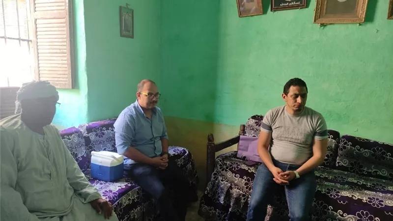 مدير هيئة الرعاية الصحية بالأقصر يوفر أدوية السكر لطفل من ذوى الإحتياجات الخاصة