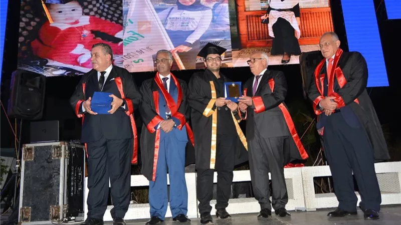 رئيس جامعة بورسعيد والمحافظ شهدا حفل تخرج الدفعة الثانية لكلية الطب
