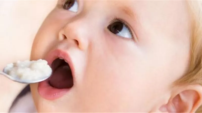 احذرى من طريقة تغذيتك لرضيعك حتى لا يصاب بالبدانة