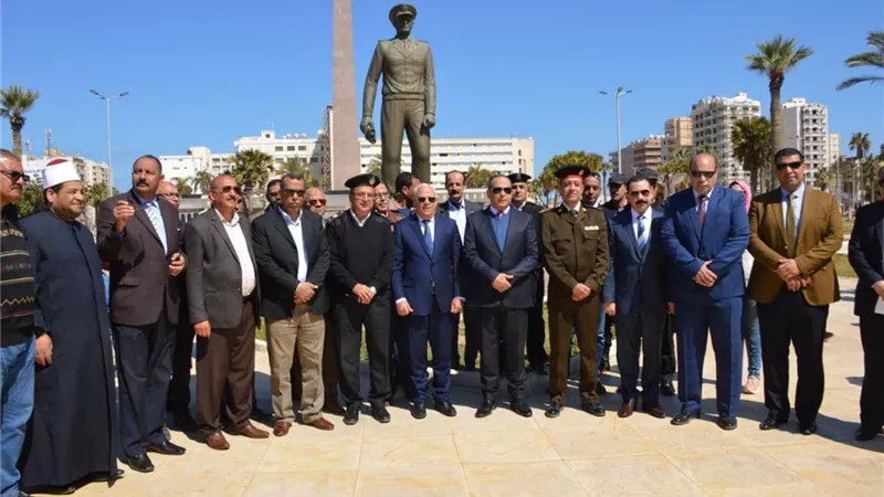 محافظ بورسعيد يضع إكليل الزهور على النصب التذكاري بـ