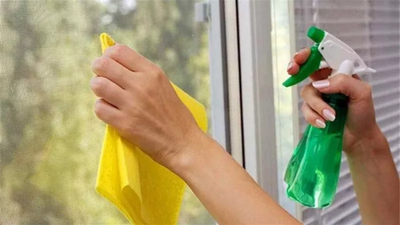 أرخص طريقة لتنظيف الزجاج