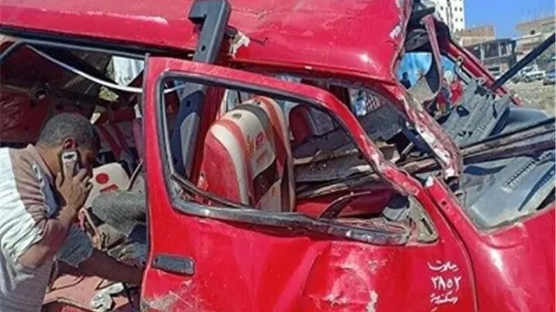بالصور .. مصرع واصابة 10 اشخاص في حادث انقلاب سيارة علي زراعى البحيرة