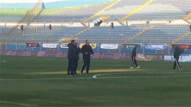 الجهاز الفنى للاهلى يتفقد ملعب المباراة