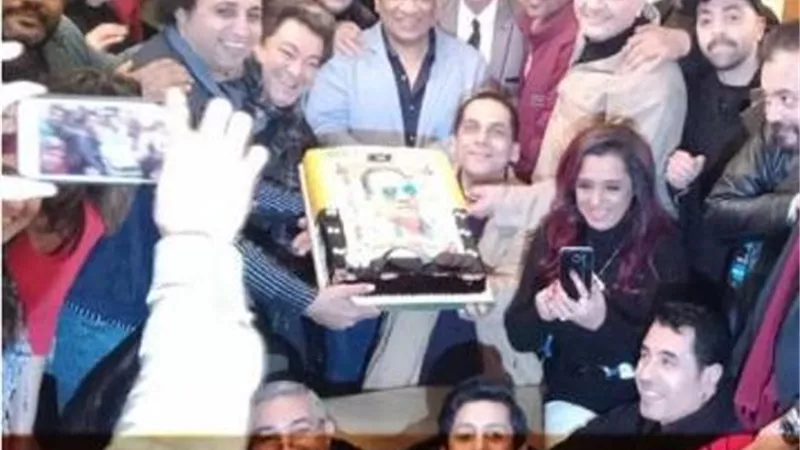 بالصور.. نجوم سيرة حب يحتفلون بالتجديد للمخرج عادل عبده