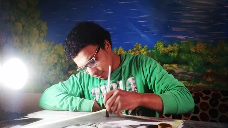 ابن ميت غمر عاشق الرسم ويسعى لتحقيق حلمه .. صور