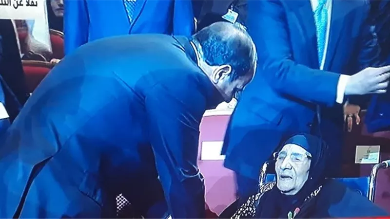 السيسى يصافح سيدة معمرة والدة شهيدين 105عاما تلبية لطلبها.. صور