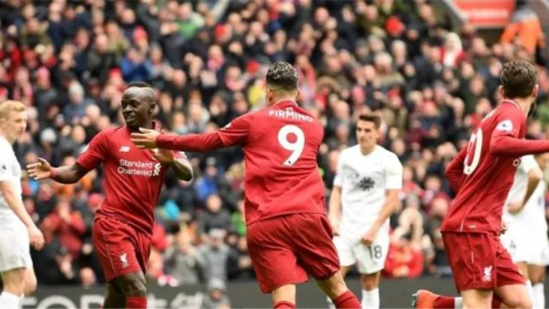 ليفربول يفوز على بيرنلي ويقلص الفارق مع مان سيتي