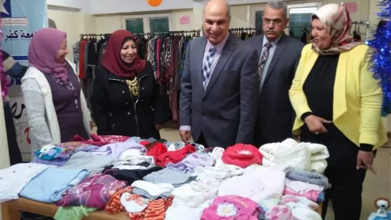 رئيس جامعة كفر الشيخ يفتتح المعرض الخيري السنوي للطلاب