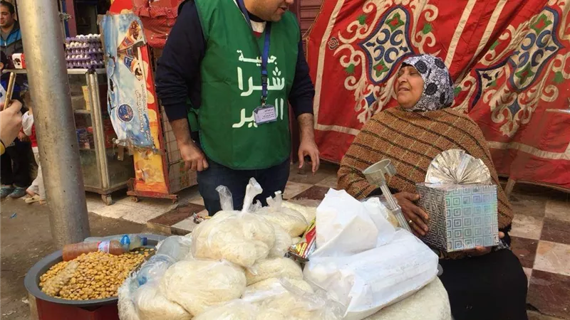 شبرا الخير توزع هدايا على الأمهات المعيلات بالأسواق الشعبية