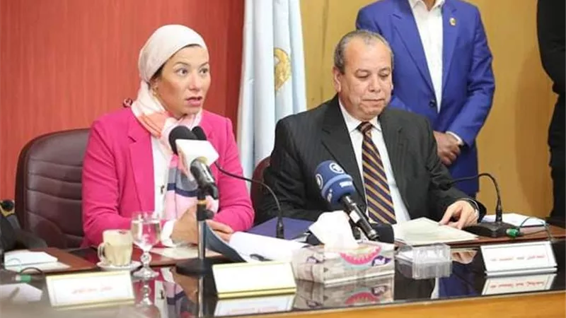 وزيرة البيئة ومحافظ كفرالشيح يبحثان عدد من الملفات البيئية
