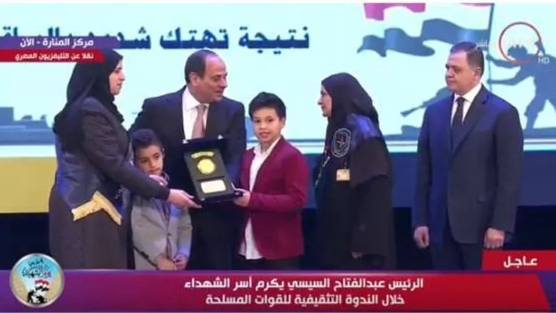 السيسي يكرم عددا من أسر الشهداء ومصابي العمليات الحربية