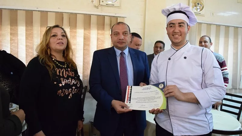 رئيس جامعة بني سويف يكرم طلاب السياحة